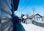 Дружинники Дзержинского района очистили от снега территорию частных домов ветеранов